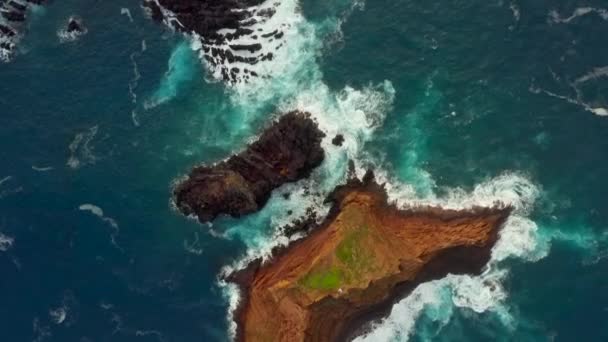 海と大西洋のリモート島の近くの岩の海岸線 — ストック動画