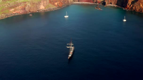 Yacht Förtöjd Bukten Vid Kusten Madeira Flygfoto — Stockvideo