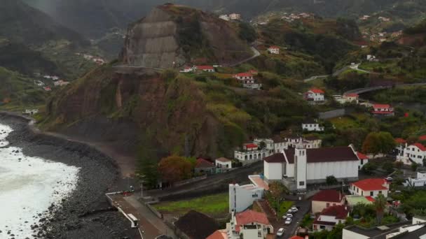 Vista Natural Madeira Com Penhasco Oceânico Pequena Aldeia Junto Costa — Vídeo de Stock