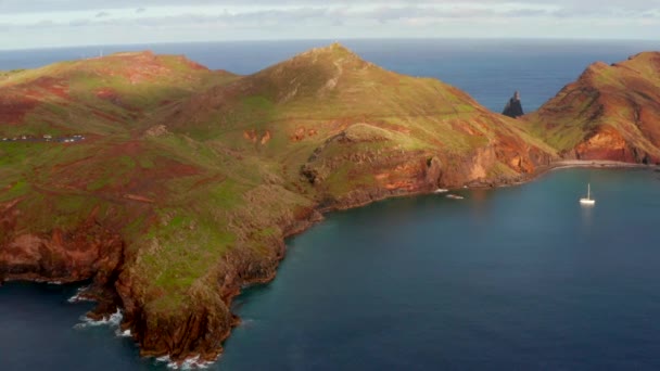 Yacht Förtöjd Bukten Vid Kusten Madeira Flygfoto — Stockvideo