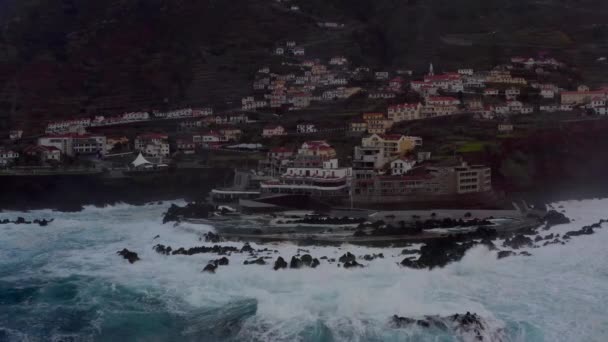 Naturlig Pool Porto Moniz Madeira Portugal Enorma Havsvågor Slår Shore — Stockvideo