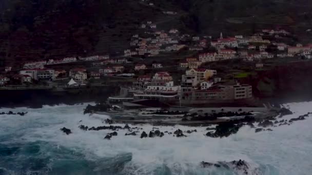 Madeira Natuur Weergave Met Oceaan Klif Klein Dorpje Aan Kust — Stockvideo