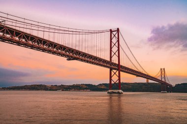 Hava 25 Nisan köprü Lizbon, Portekiz, Targus Nehri geçerken bulunan çelik asma köprü görülmektedir.