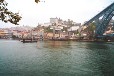 10 Ekim 2018. Porto, Portekiz. Yağmurlu gün boyunca Porto eski şehrin güzel manzara.