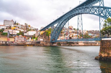 10 Kasım 2018. Porto, Portekiz. Luis bulutlu yağmurlu gün boyunca köprü.