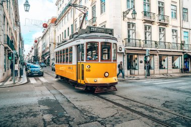 May10, 2018. Lizbon, Portekiz. Güzel yaz günü içinde Lizbon şehir merkezi Vintage tramvay.