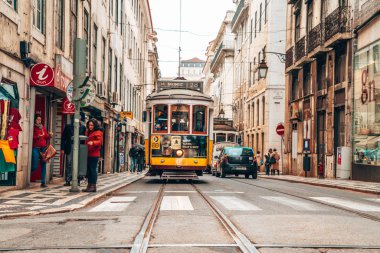 May10, 2018. Lizbon, Portekiz. Güzel yaz günü içinde Lizbon şehir merkezi Vintage tramvay.