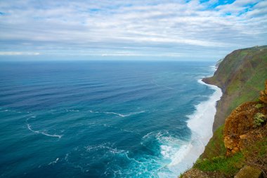 Madeira Adası kayalıklarla güzel havadan görünümü. Şaşırtıcı Portekiz.