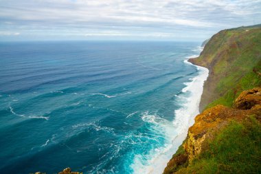 Madeira Adası kayalıklarla güzel havadan görünümü. Şaşırtıcı Portekiz.