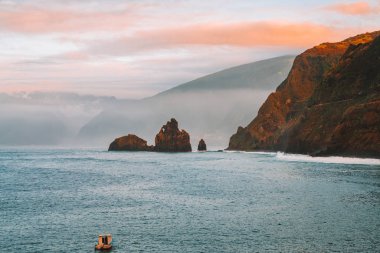 Madeira Adası'nın güzel turuncu günbatımı manzarası.