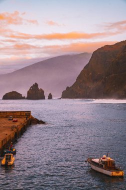 10 Ekim 2018. Madeira, Portekiz. Güzel gün batımı tekne ile küçük Dock üzerinden.