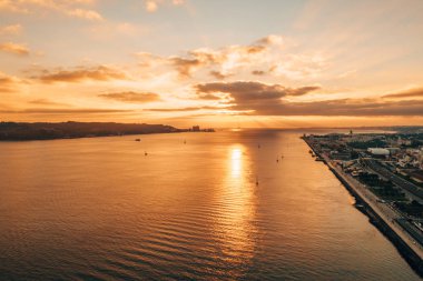 Tagus Nehri yakınındaki Belem Kulesi Lizbon, Portekiz havadan görünümü. 