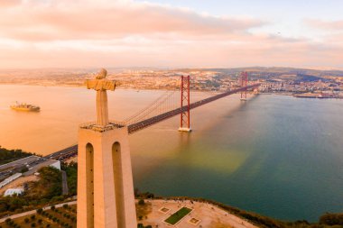 10 Mayıs 2018. Lizbon, Portekiz. Görünümü, İsa'nın 25 Nisan Köprüsü Lizbon, Portekiz yakınındaki Kral heykeli