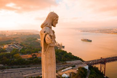 10 Mayıs 2018. Lizbon, Portekiz. Görünümü, İsa'nın 25 Nisan Köprüsü Lizbon, Portekiz yakınındaki Kral heykeli