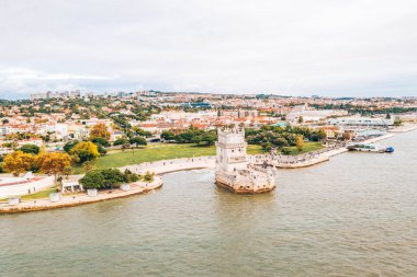 Tagus Nehri yakınındaki Belem Kulesi Lizbon, Portekiz havadan görünümü.