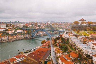 10 Kasım 2018. Porto, Portekiz. Portekiz, Porto 'da Dom-Luis Köprüsü. Barcos hahamları.