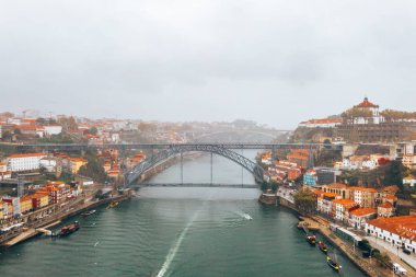 10 Kasım 2018. Porto, Portekiz. Portekiz, Porto 'da Dom-Luis Köprüsü. Barcos hahamları.