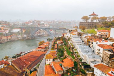 10 Kasım 2018. Porto, Portekiz. Portekiz, Porto 'da Dom-Luis Köprüsü. Barcos hahamları.