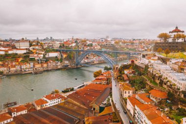 10 Kasım 2018. Porto, Portekiz. Portekiz, Porto 'da Dom-Luis Köprüsü. Barcos hahamları.
