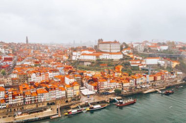 10 Ekim 2018. Porto, Portekiz. Portekiz eski kasaba ribeira hava Gezinti görünümü renkli evleri ve köprüden Douro nehir ve deniz araçları ile Hava Porto görünümünü
