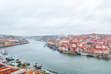 10 Kasım 2018. Porto, Portekiz. Portekiz, Porto 'da Dom-Luis Köprüsü. Barcos hahamları.