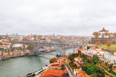 10 Kasım 2018. Porto, Portekiz. Portekiz, Porto 'da Dom-Luis Köprüsü. Barcos hahamları.