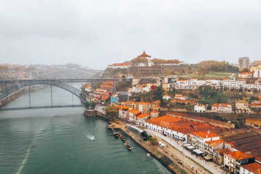 10 Kasım 2018. Porto, Portekiz. Portekiz, Porto 'da Dom-Luis Köprüsü. Barcos hahamları.