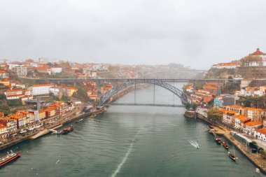 10 Kasım 2018. Porto, Portekiz. Portekiz, Porto 'da Dom-Luis Köprüsü. Barcos hahamları.