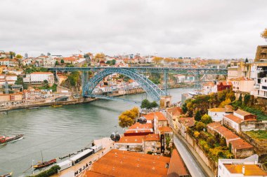 10 Kasım 2018. Porto, Portekiz. Portekiz, Porto 'da Dom-Luis Köprüsü. Barcos hahamları.