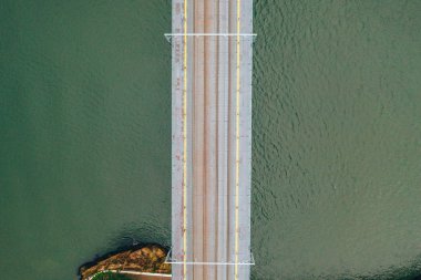 10 Ekim 2018. Porto, Portekiz. Portekiz eski kasaba ribeira hava Gezinti görünümü renkli evleri ve köprüden Douro nehir ve deniz araçları ile Hava Porto görünümünü