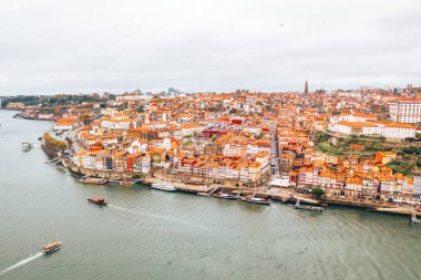 10 Kasım 2018. Porto, Portekiz. Portekiz, Porto 'da Dom-Luis Köprüsü. Barcos hahamları.