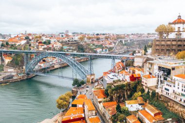 10 Kasım 2018. Porto, Portekiz. Portekiz, Porto 'da Dom-Luis Köprüsü. Barcos hahamları.