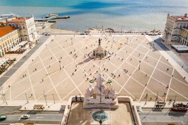 Praça do Comercio (ticaret kare) ve Kral Jose heykeli ben bir güzel yaz günü, Portekiz Lizbon  
