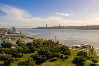 Tagus Nehri yakınındaki Belem Kulesi Lizbon, Portekiz havadan görünümü. 