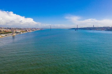 Hava 25 Nisan Köprüsü, Lizbon, Portekiz, Targus Nehri geçerken bulunan çelik asma köprü görünümüdür. Bölgenin en ünlü yerlerinden biridir.