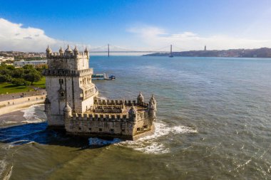 Hava dron panorama fotoğraf Belem Kulesi. Lizbon, Portekiz Tagus Nehri üzerinde bir ortaçağ kalesi sur.