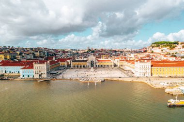 Praça do Comercio (ticaret kare) ve Kral Jose heykeli ben bir güzel yaz günü, Portekiz Lizbon 