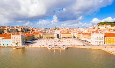 Praça do Comercio (ticaret kare) ve Kral Jose heykeli ben bir güzel yaz günü, Portekiz Lizbon 
