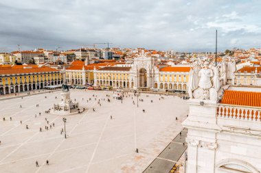 Praça do Comercio (ticaret kare) ve Kral Jose heykeli ben bir güzel yaz günü, Portekiz Lizbon 