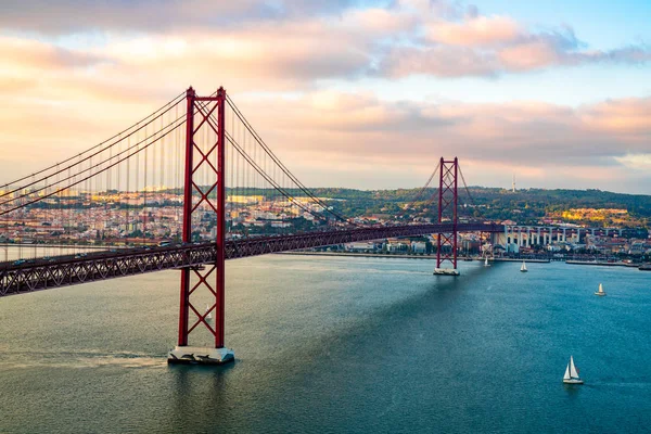 Vista Aérea Ponte Abril Uma Ponte Suspensa Aço Localizada Lisboa — Fotografia de Stock