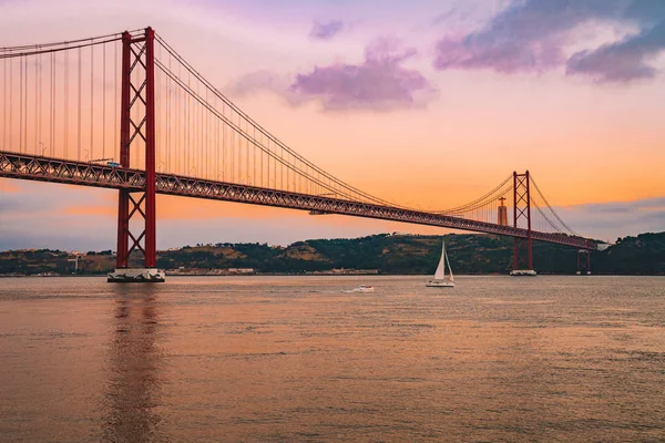 Letecký Pohled Most Dubna Ocelová Visutý Most Nachází Lisabonu Portugalsku — Stock fotografie