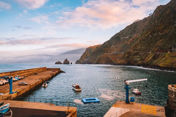 Oktober 2018 Madeira Portugal Vacker Solnedgång Över Små Bryggor Med — Stockfoto