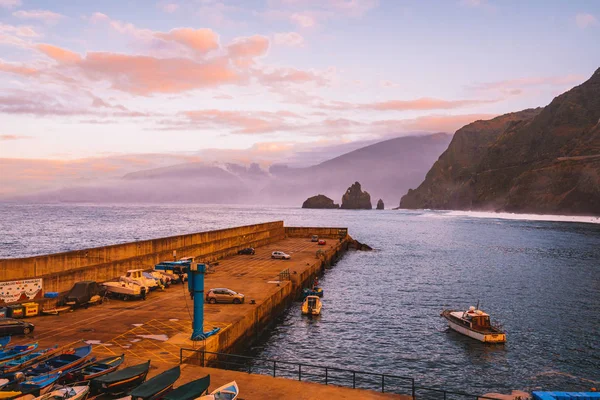 Octubre 2018 Madeira Portugal Hermoso Atardecer Sobre Pequeños Muelles Con — Foto de Stock