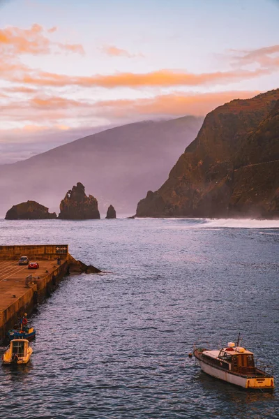 Octubre 2018 Madeira Portugal Hermoso Atardecer Sobre Pequeños Muelles Con — Foto de Stock