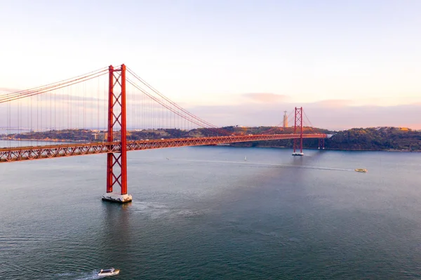 Vista Aérea Ponte Abril Uma Ponte Suspensa Aço Localizada Lisboa — Fotografia de Stock