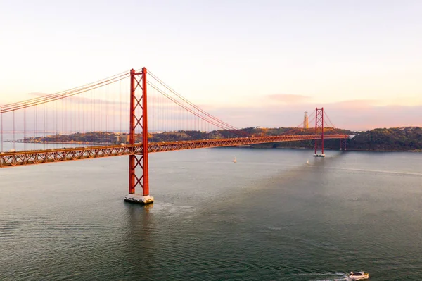 Vista Aérea Ponte Abril Uma Ponte Suspensa Aço Localizada Lisboa — Fotografia de Stock