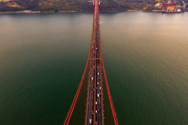 日橋の空撮はリスボン ポルトガル Targus 川を渡るである鋼吊り橋です — ストック写真