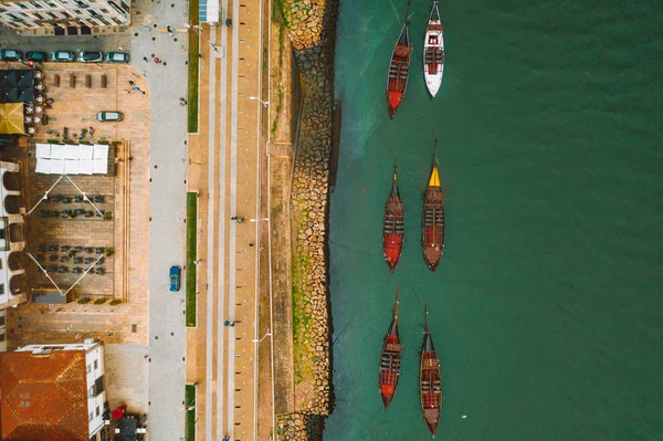 2018年10月10日 波尔图 葡萄牙 葡萄牙老城里贝拉空中长廊的空中波尔图景观与五颜六色的房子和桥梁横跨杜罗河和船只 — 图库照片