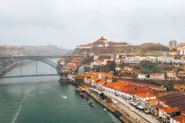 10 Kasım 2018. Porto, Portekiz. Portekiz, Porto 'da Dom-Luis Köprüsü. Barcos hahamları.