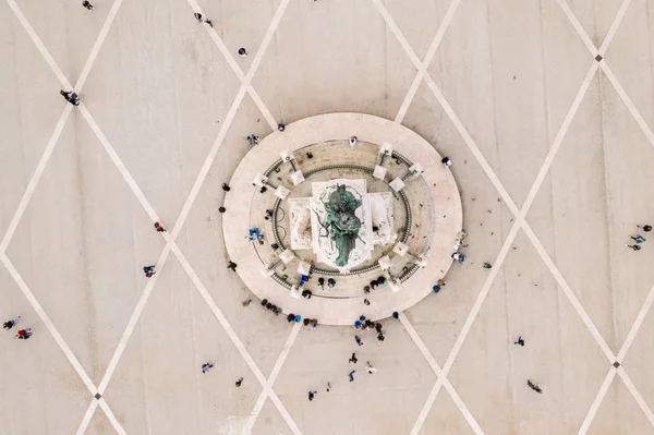 Praça do Comercio (ticaret kare) ve Kral Jose heykeli ben bir güzel yaz günü, Portekiz Lizbon 